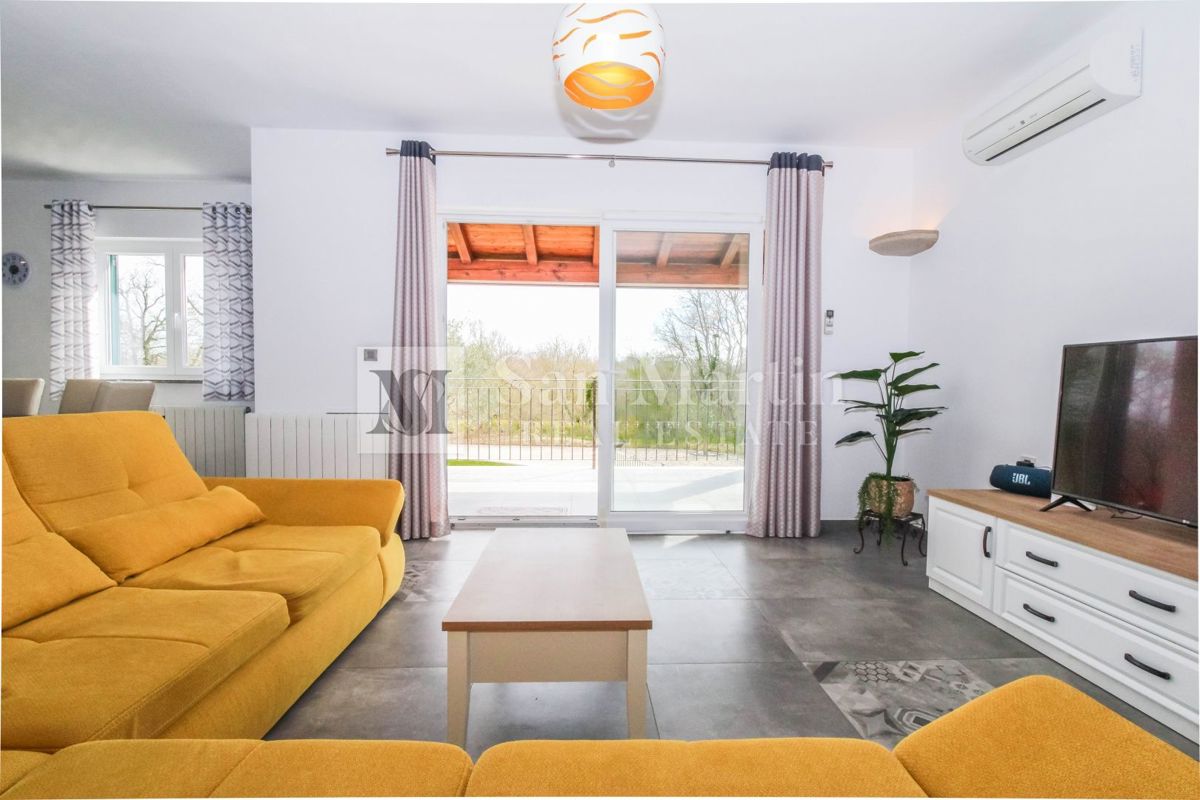 Poreč, Hiša z garažo in ogrevanim bazenom na koncu vasi