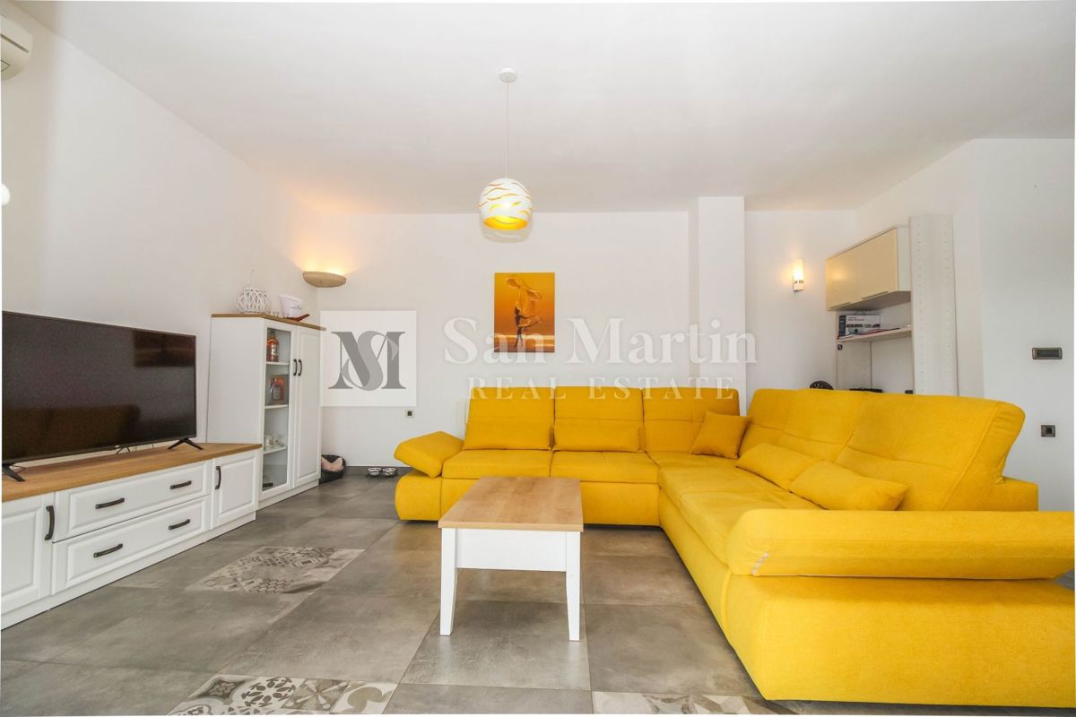 Poreč, Hiša z garažo in ogrevanim bazenom na koncu vasi