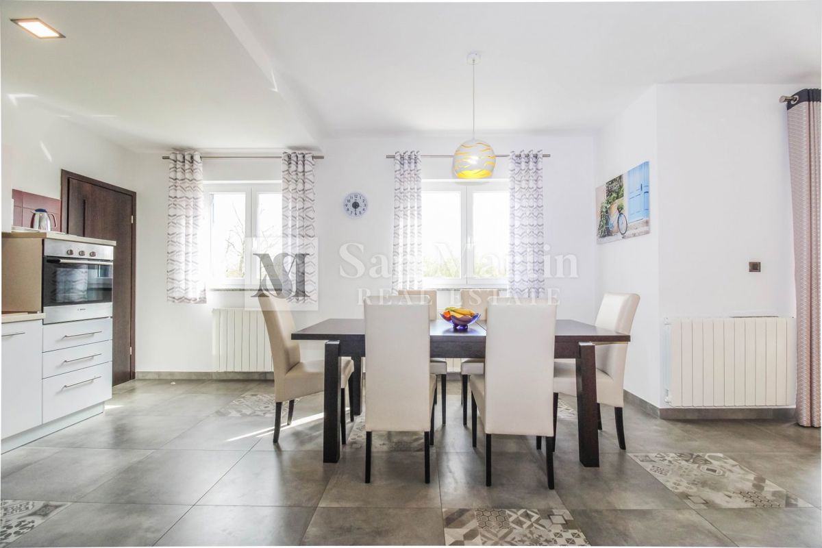 Poreč, Hiša z garažo in ogrevanim bazenom na koncu vasi