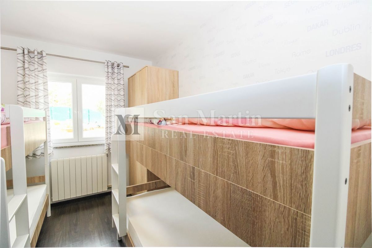 Poreč, Hiša z garažo in ogrevanim bazenom na koncu vasi