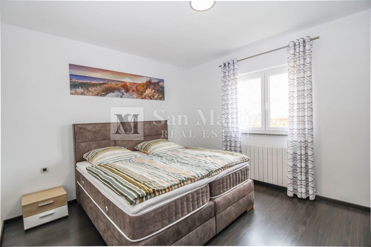 Poreč, Hiša z garažo in ogrevanim bazenom na koncu vasi