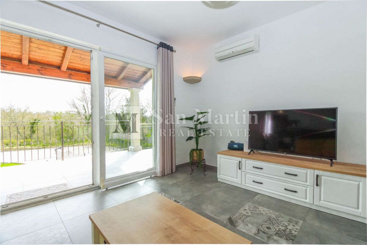 Poreč, Hiša z garažo in ogrevanim bazenom na koncu vasi