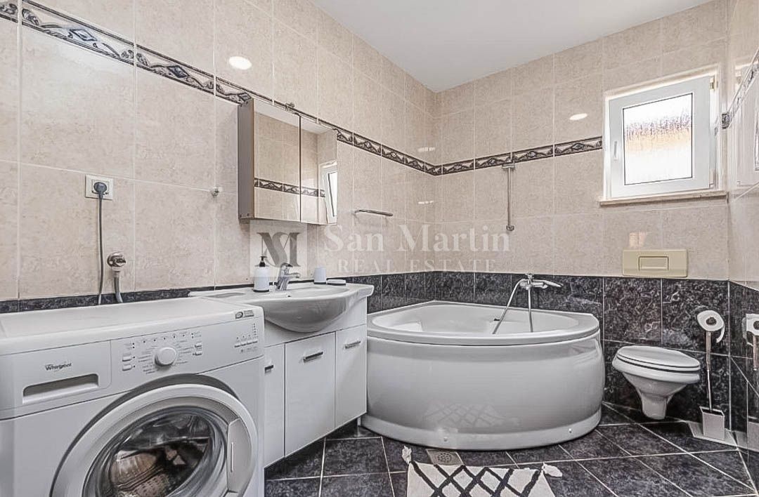 POREČ, Hiša z bazenom 4 spalnice