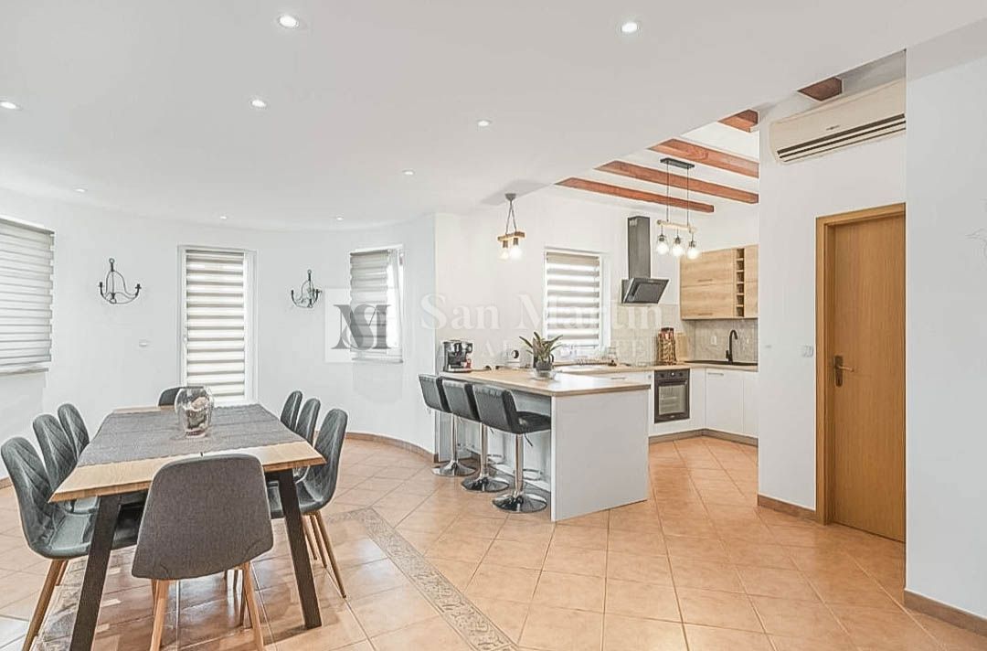 POREČ, Hiša z bazenom 4 spalnice