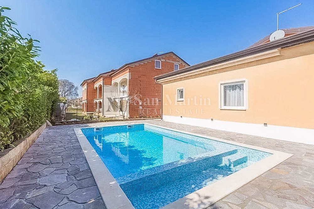 POREČ, Hiša z bazenom 4 spalnice