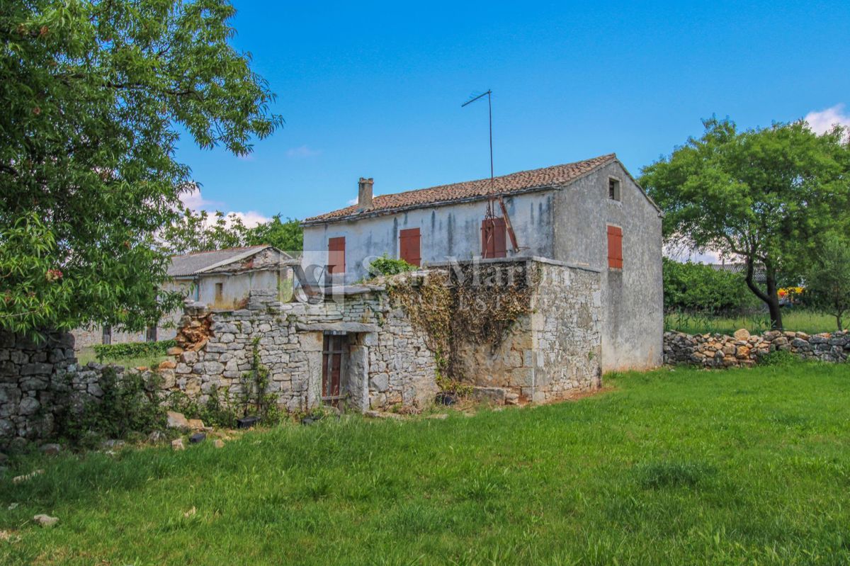 Poreč, okolica - kamnita hiša za prenovo
