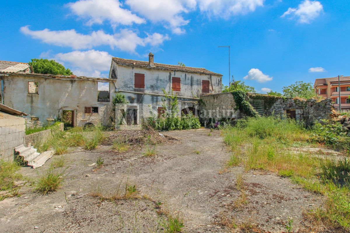 Poreč, okolica - kamnita hiša za prenovo