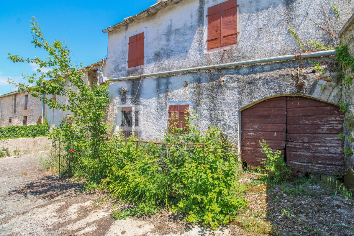 Poreč, okolica - kamnita hiša za prenovo