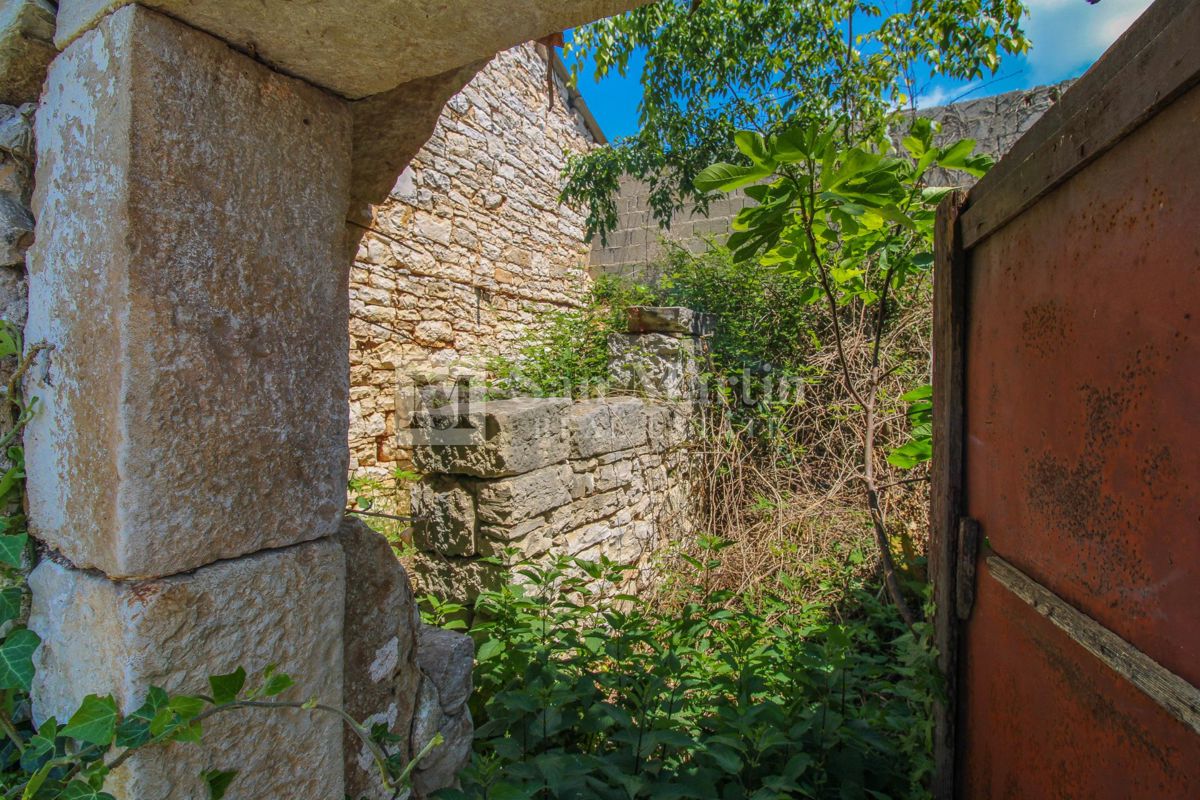 Poreč, okolica - kamnita hiša za prenovo