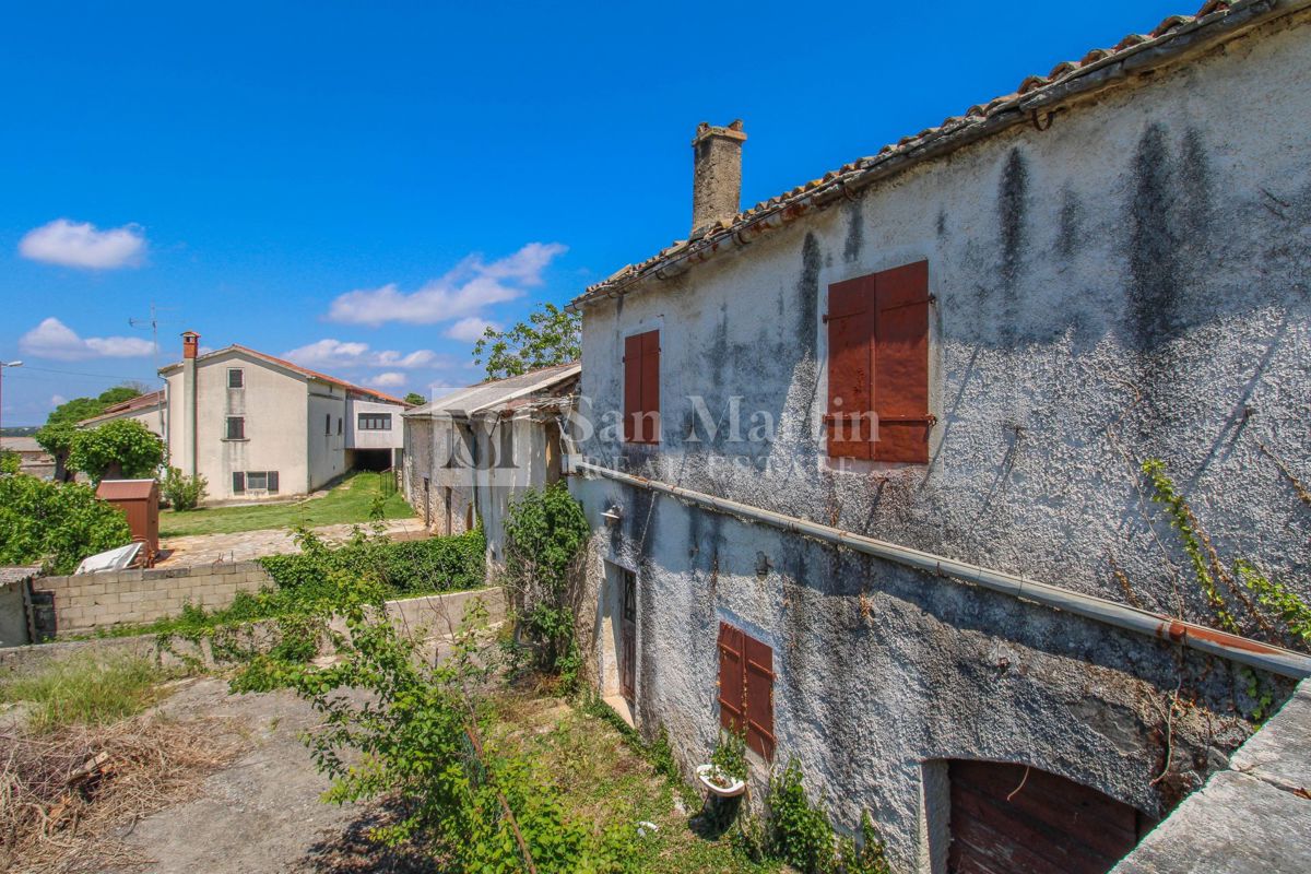 Poreč, okolica - kamnita hiša za prenovo