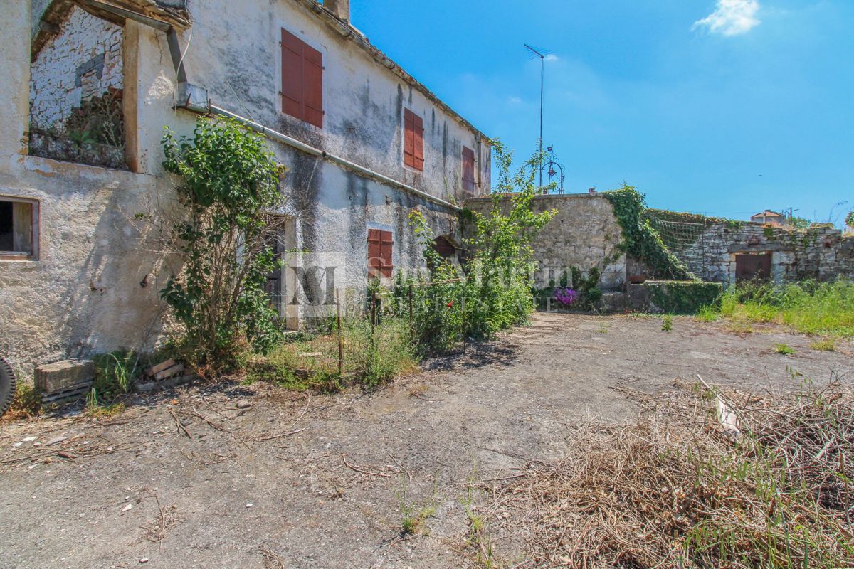 Poreč, okolica - kamnita hiša za prenovo