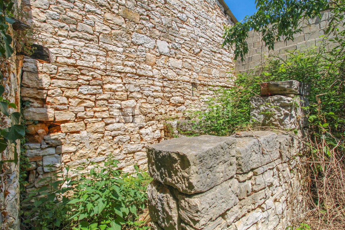Poreč, okolica - kamnita hiša za prenovo