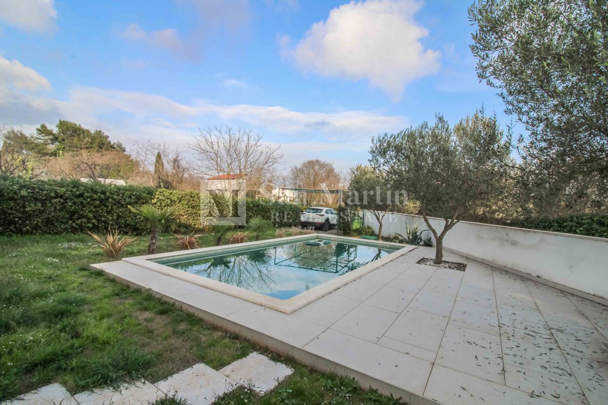 KRNICA - Hiša z bazenom in tremi spalnicami