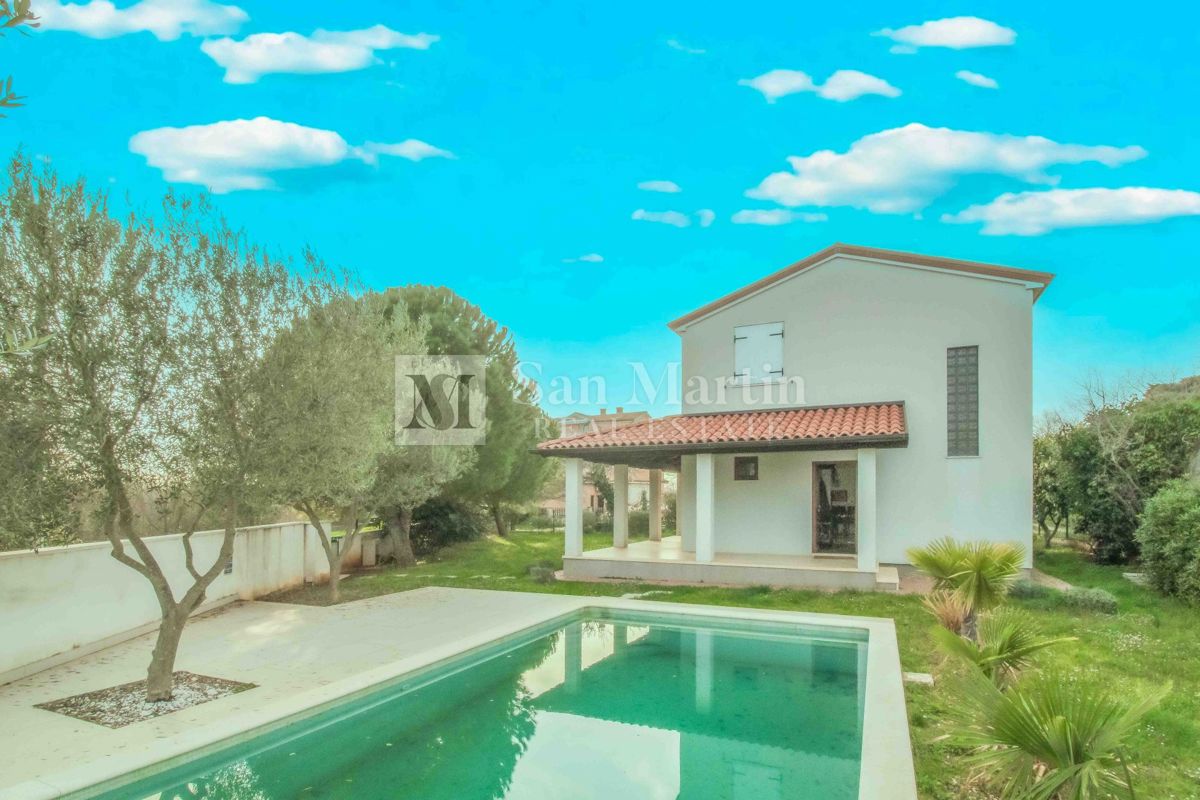 KRNICA - Hiša z bazenom in tremi spalnicami