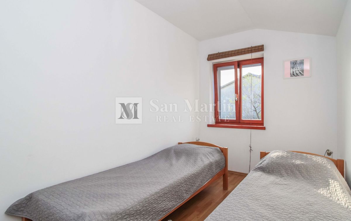 KRNICA - Hiša z bazenom in tremi spalnicami