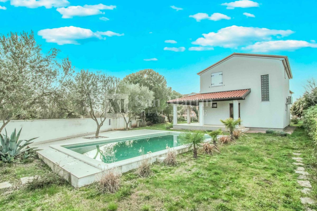 KRNICA - Hiša z bazenom in tremi spalnicami