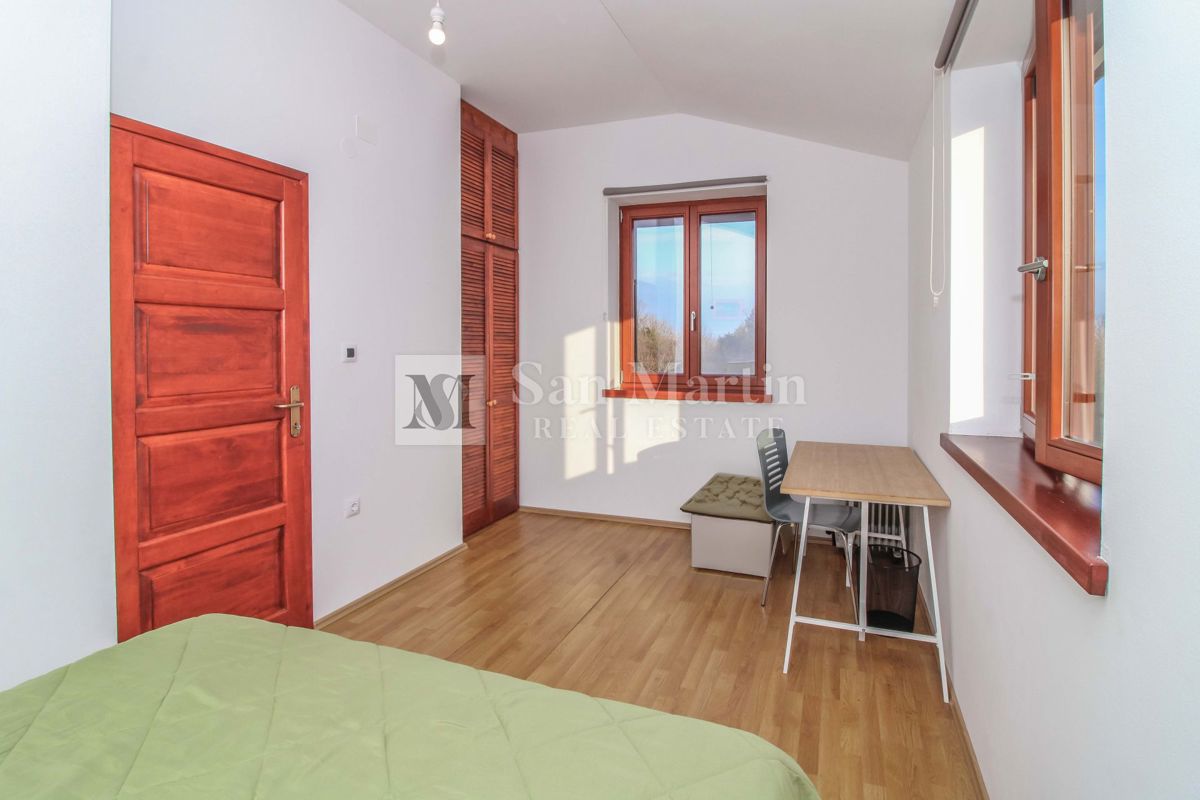 KRNICA - Hiša z bazenom in tremi spalnicami