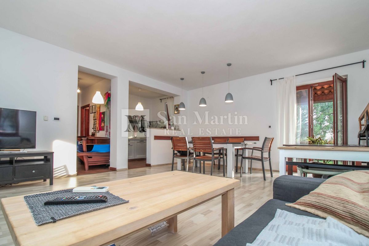 KRNICA - Hiša z bazenom in tremi spalnicami