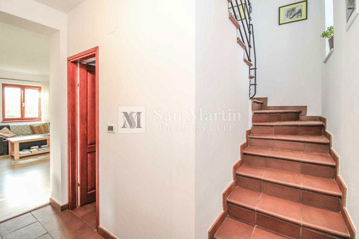 KRNICA - Hiša z bazenom in tremi spalnicami