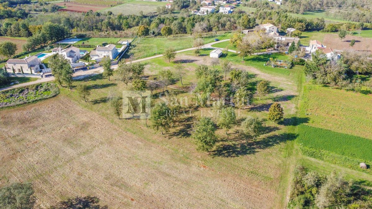 Višnjan, okolica - lepo gradbeno zemljišče