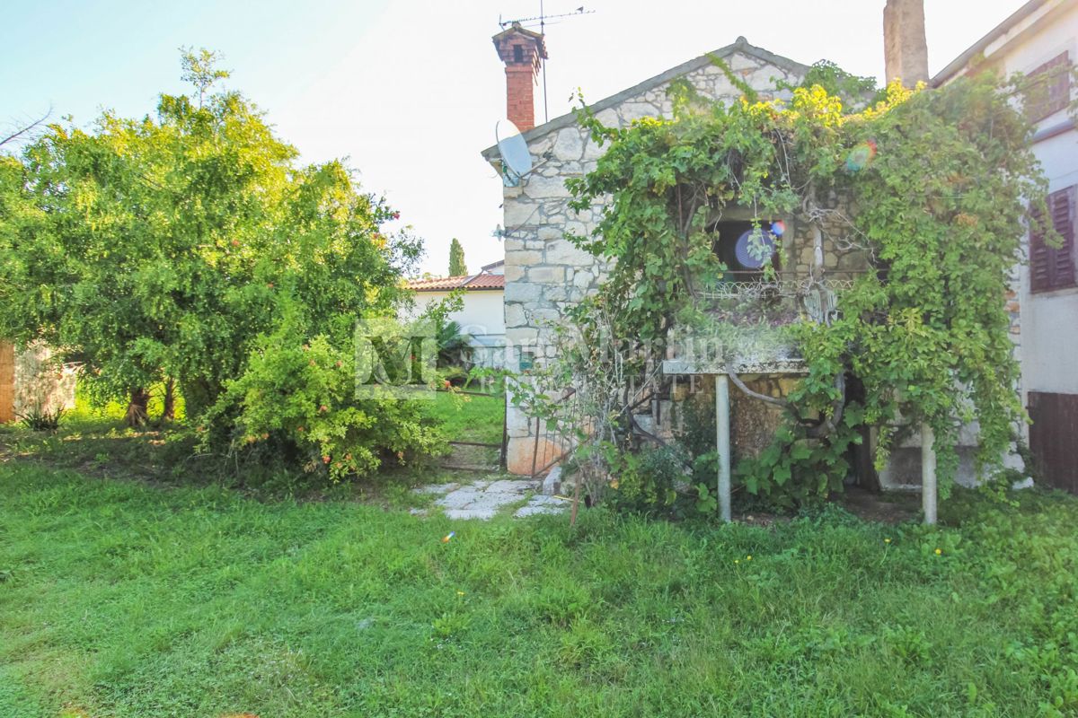 Poreč, okolica – Kamnita hiša v bližini Poreča z veliko parcelo