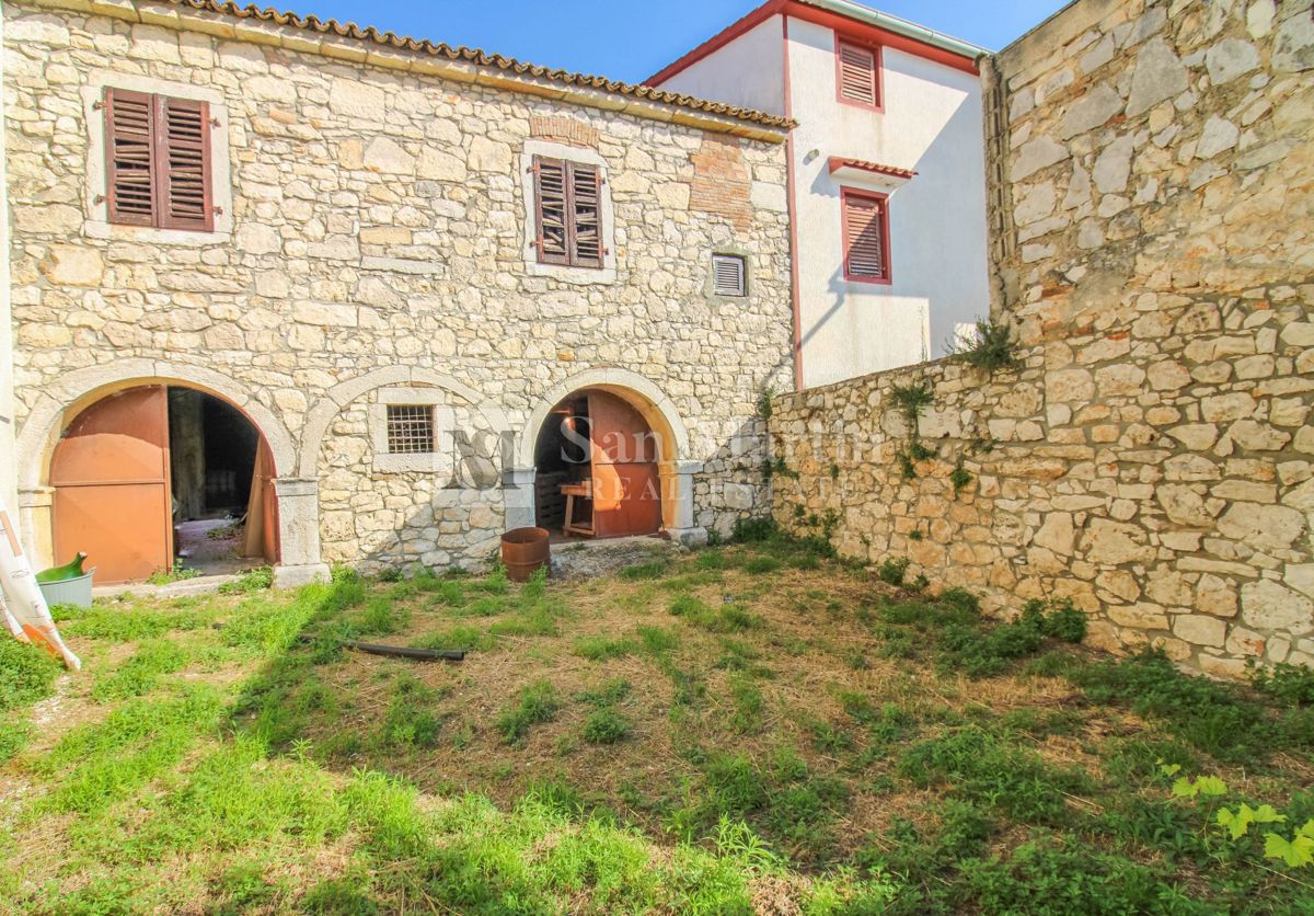 Poreč, okolica – Kamnita hiša v bližini Poreča z veliko parcelo