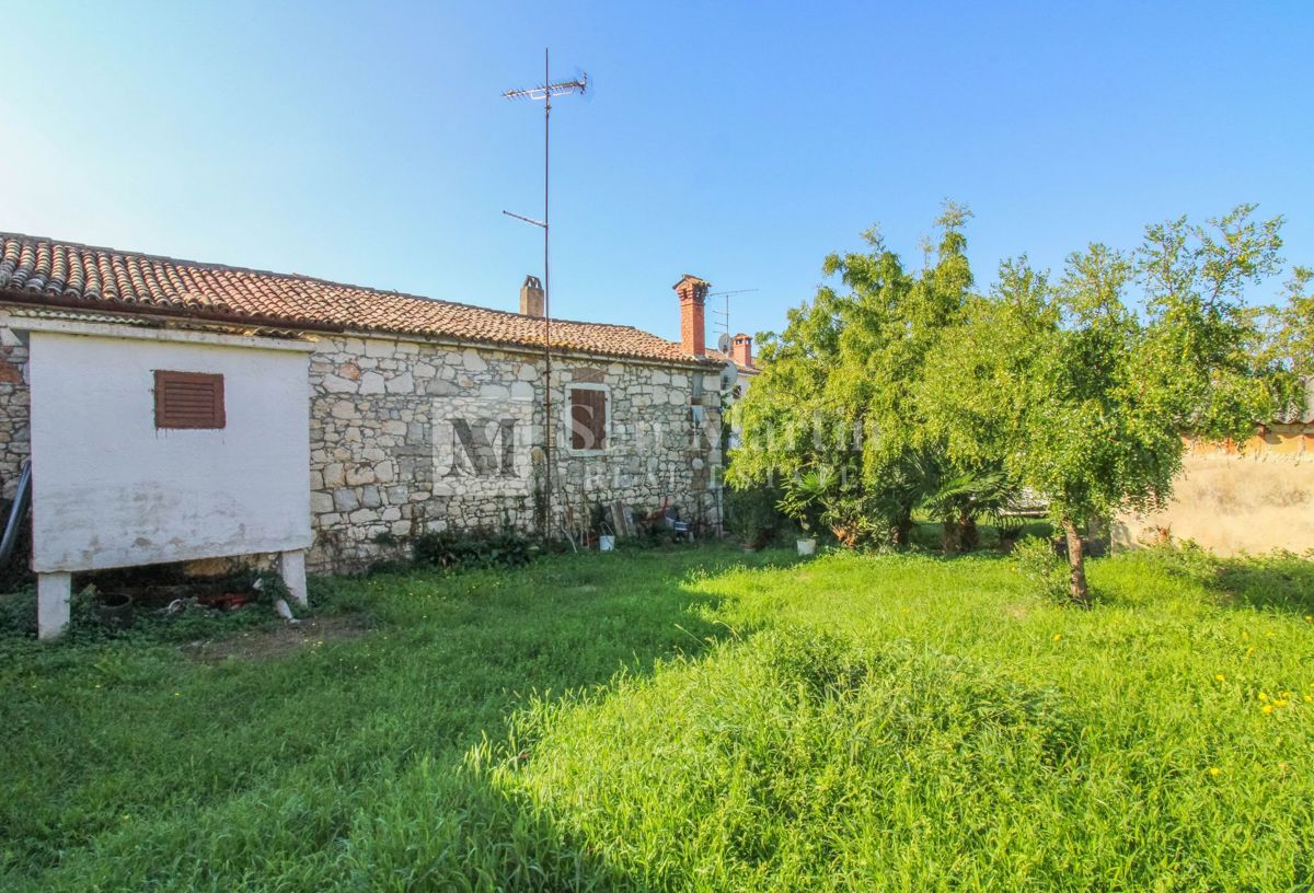 Poreč, okolica – Kamnita hiša v bližini Poreča z veliko parcelo