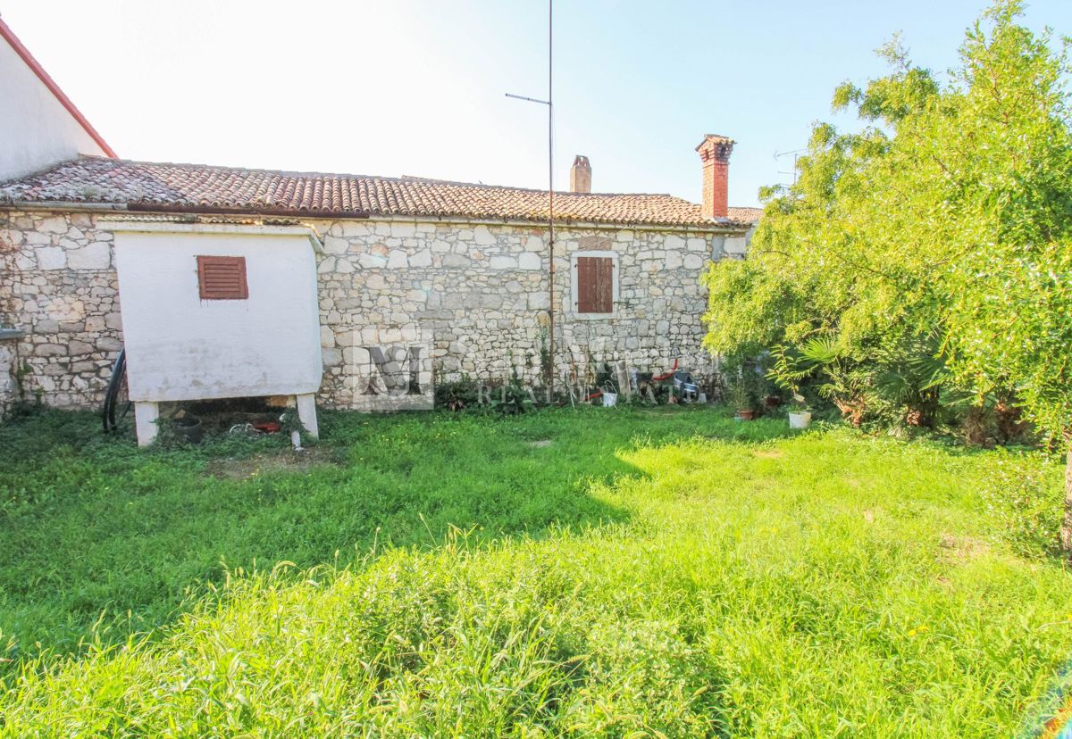 Poreč, okolica – Kamnita hiša v bližini Poreča z veliko parcelo