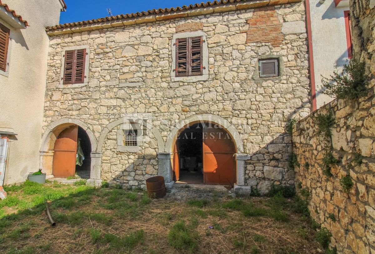 Poreč, okolica – Kamnita hiša v bližini Poreča z veliko parcelo