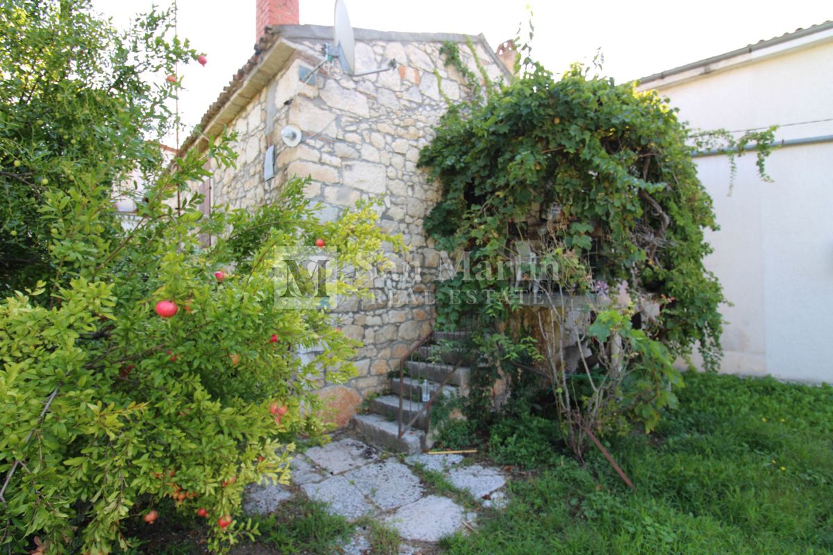 Poreč, okolica – Kamnita hiša v bližini Poreča z veliko parcelo