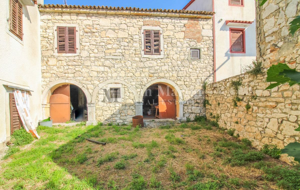 Poreč, okolica – Kamnita hiša v bližini Poreča z veliko parcelo