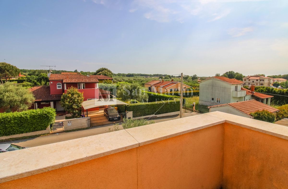 Poreč, okolica – udobno stanovanje s čudovito teraso