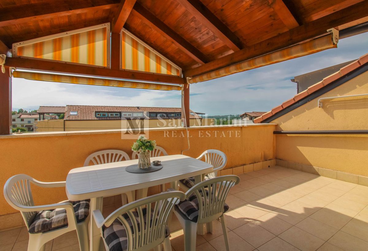 Poreč, okolica – udobno stanovanje s čudovito teraso