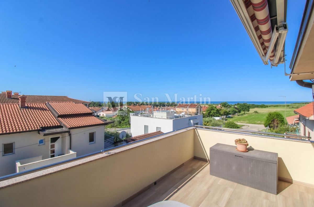 Istra, Novigrad - stanovanje z veliko teraso, pogled na morje
