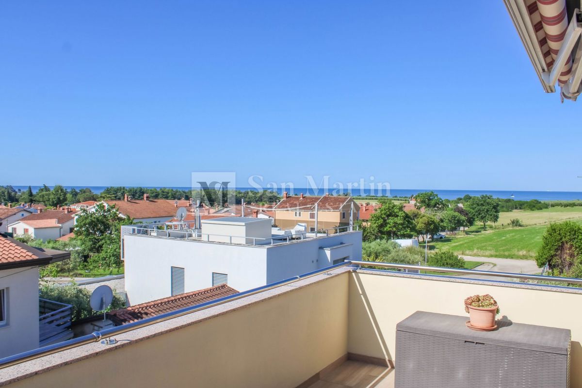 Istra, Novigrad - stanovanje z veliko teraso, pogled na morje