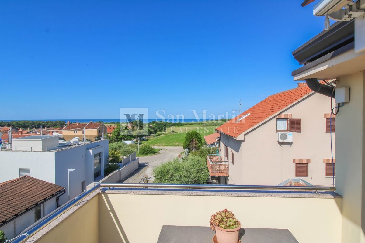 Istra, Novigrad - stanovanje z veliko teraso, pogled na morje
