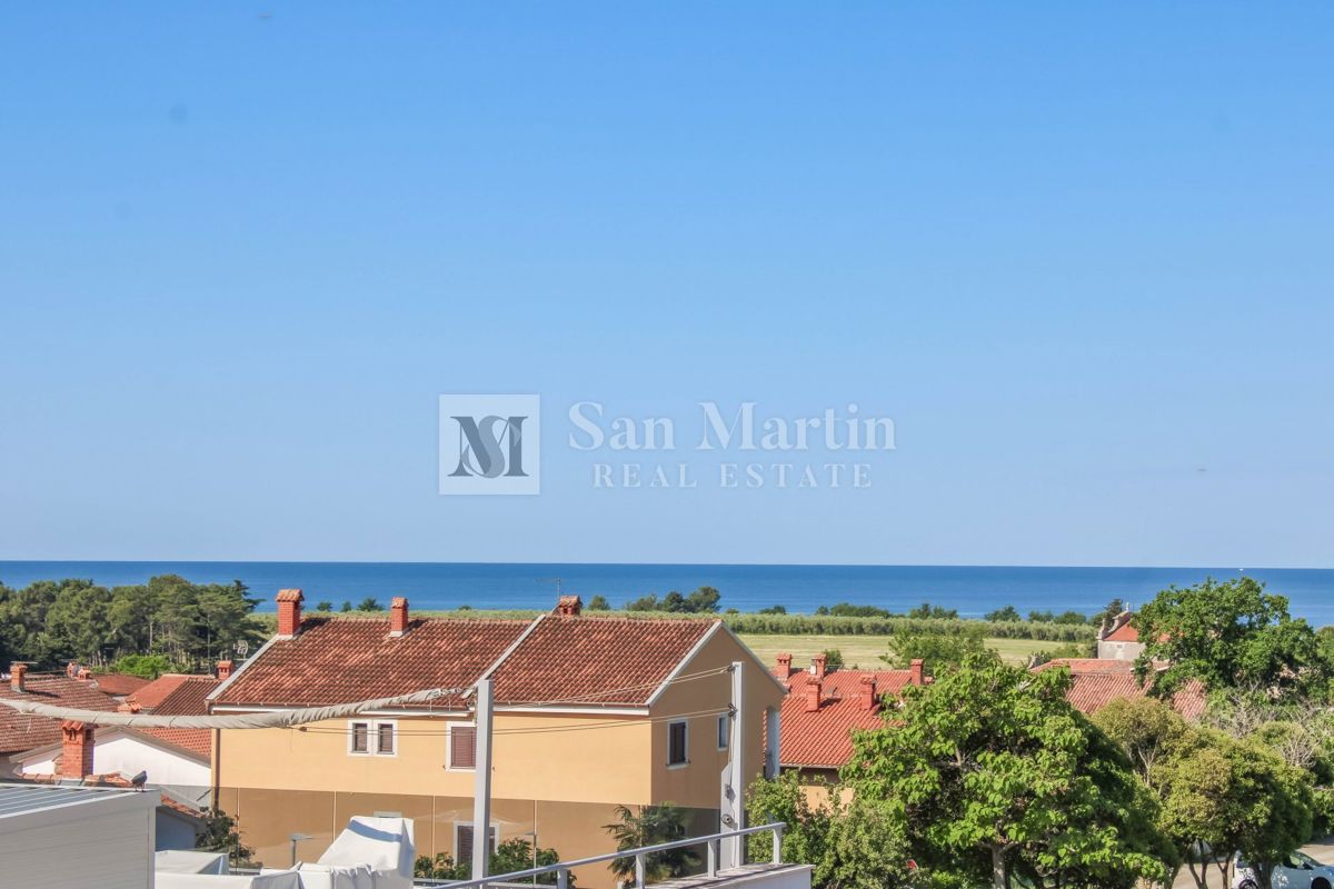 Istra, Novigrad - stanovanje z veliko teraso, pogled na morje