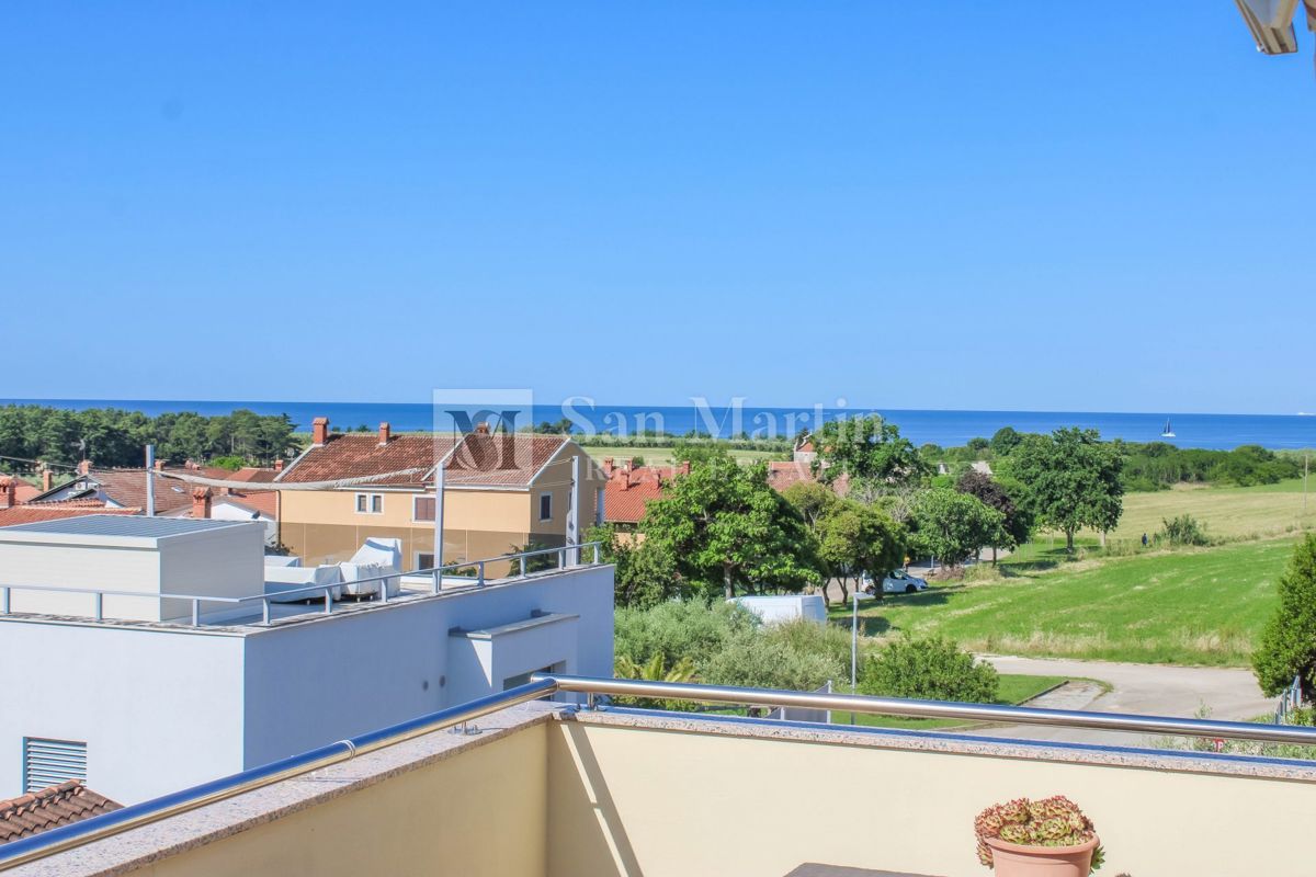 Istra, Novigrad - stanovanje z veliko teraso, pogled na morje