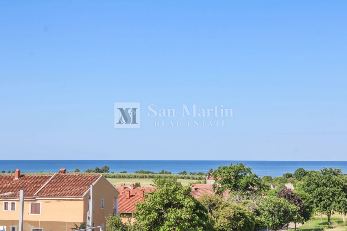 Istra, Novigrad - stanovanje z veliko teraso, pogled na morje