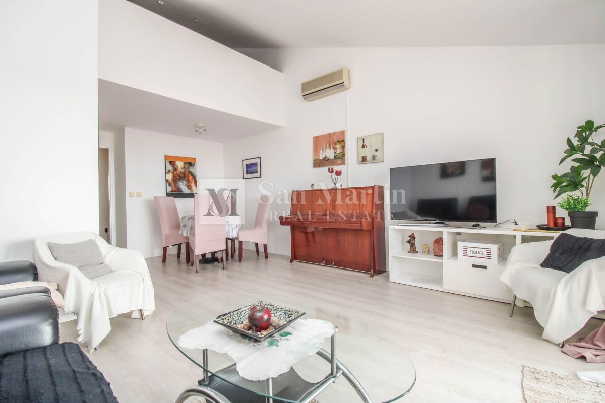 Poreč, širši center - prostorno stanovanje s pogledom na morje in mesto
