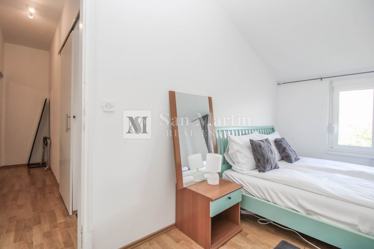 Poreč, širši center - prostorno stanovanje s pogledom na morje in mesto