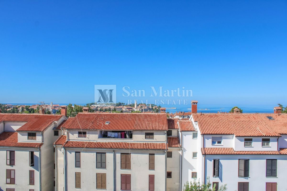 Poreč, širši center - prostorno stanovanje s pogledom na morje in mesto