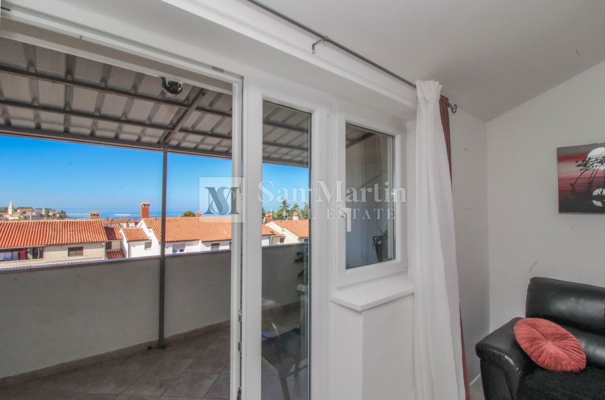 Poreč, širši center - prostorno stanovanje s pogledom na morje in mesto