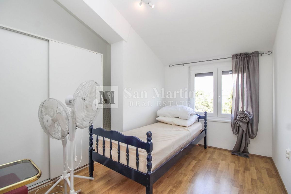 Poreč, širši center - prostorno stanovanje s pogledom na morje in mesto
