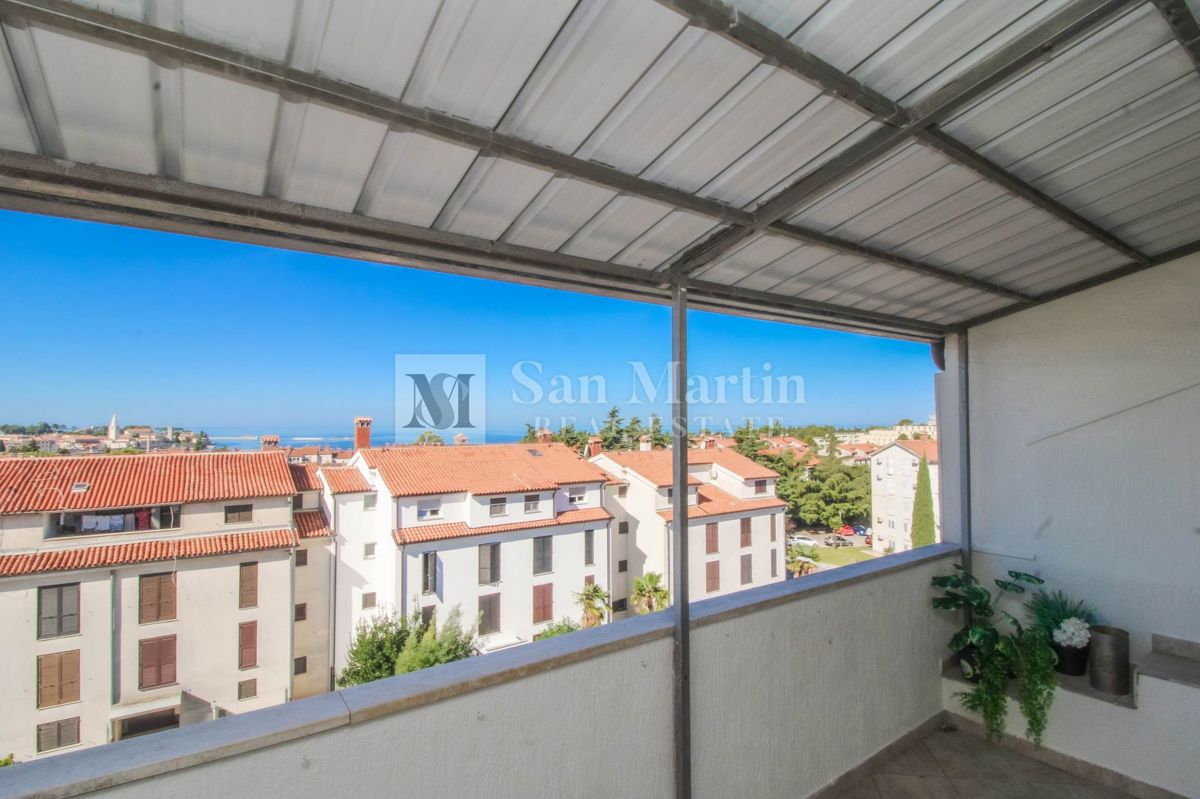Poreč, širši center - prostorno stanovanje s pogledom na morje in mesto