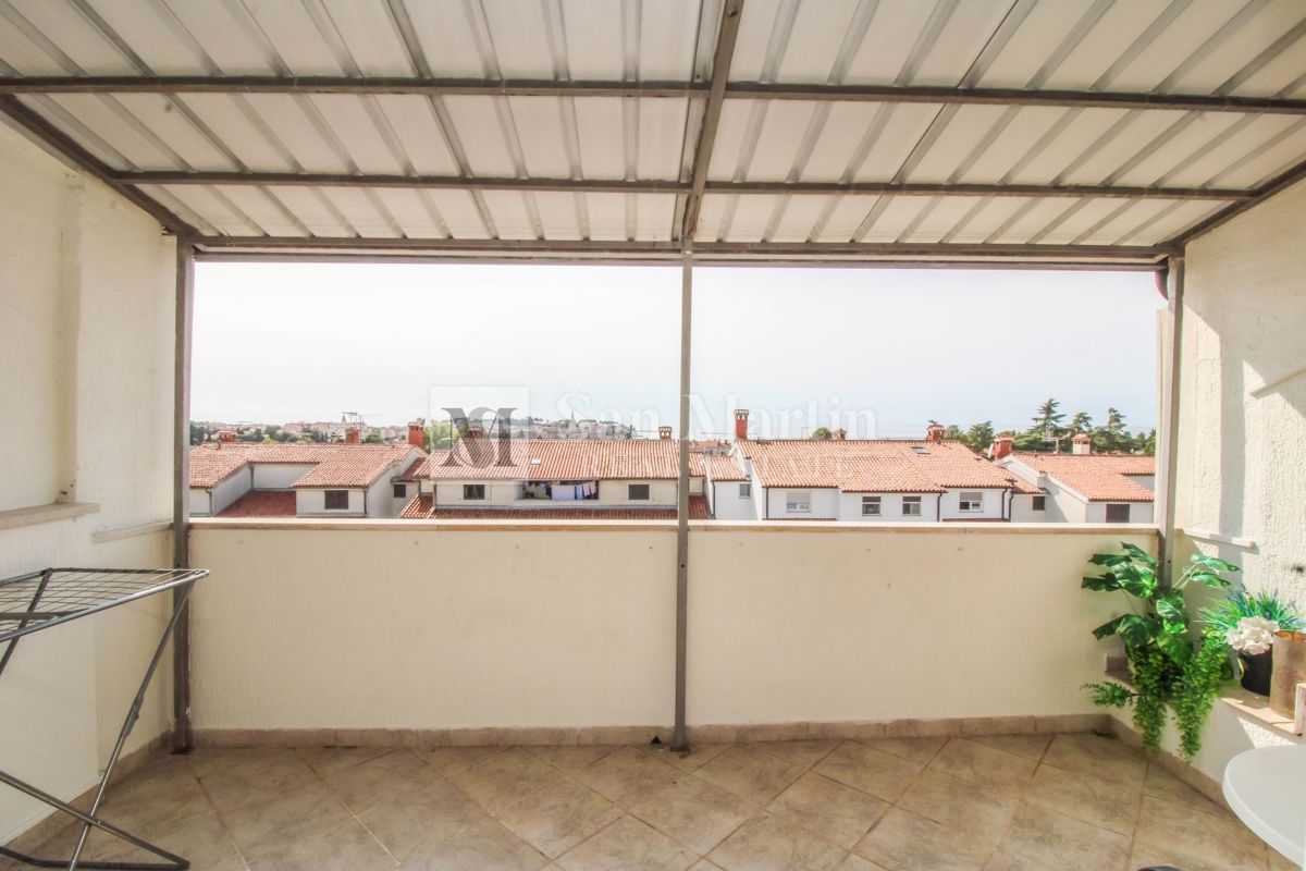Poreč, širši center - prostorno stanovanje s pogledom na morje in mesto