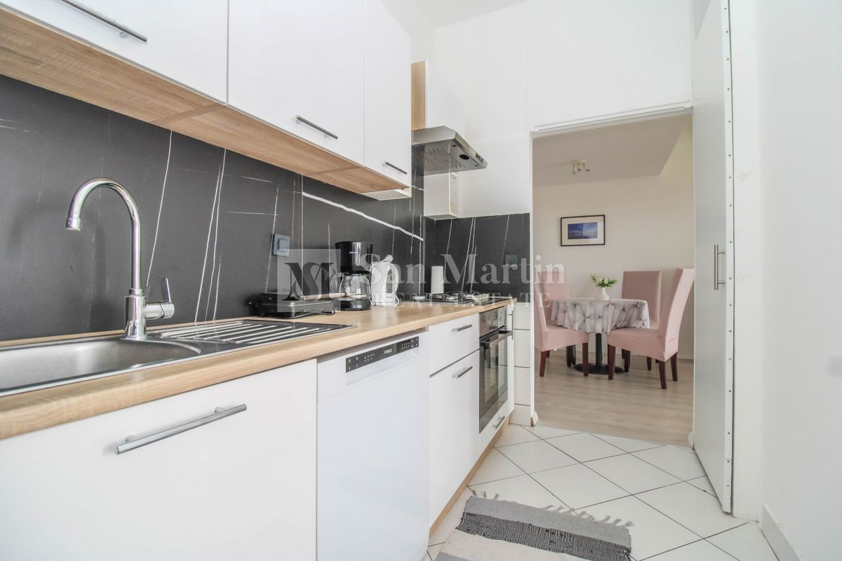 Poreč, širši center - prostorno stanovanje s pogledom na morje in mesto