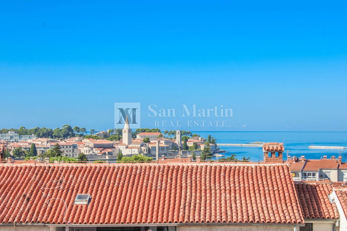 Poreč, širši center - prostorno stanovanje s pogledom na morje in mesto