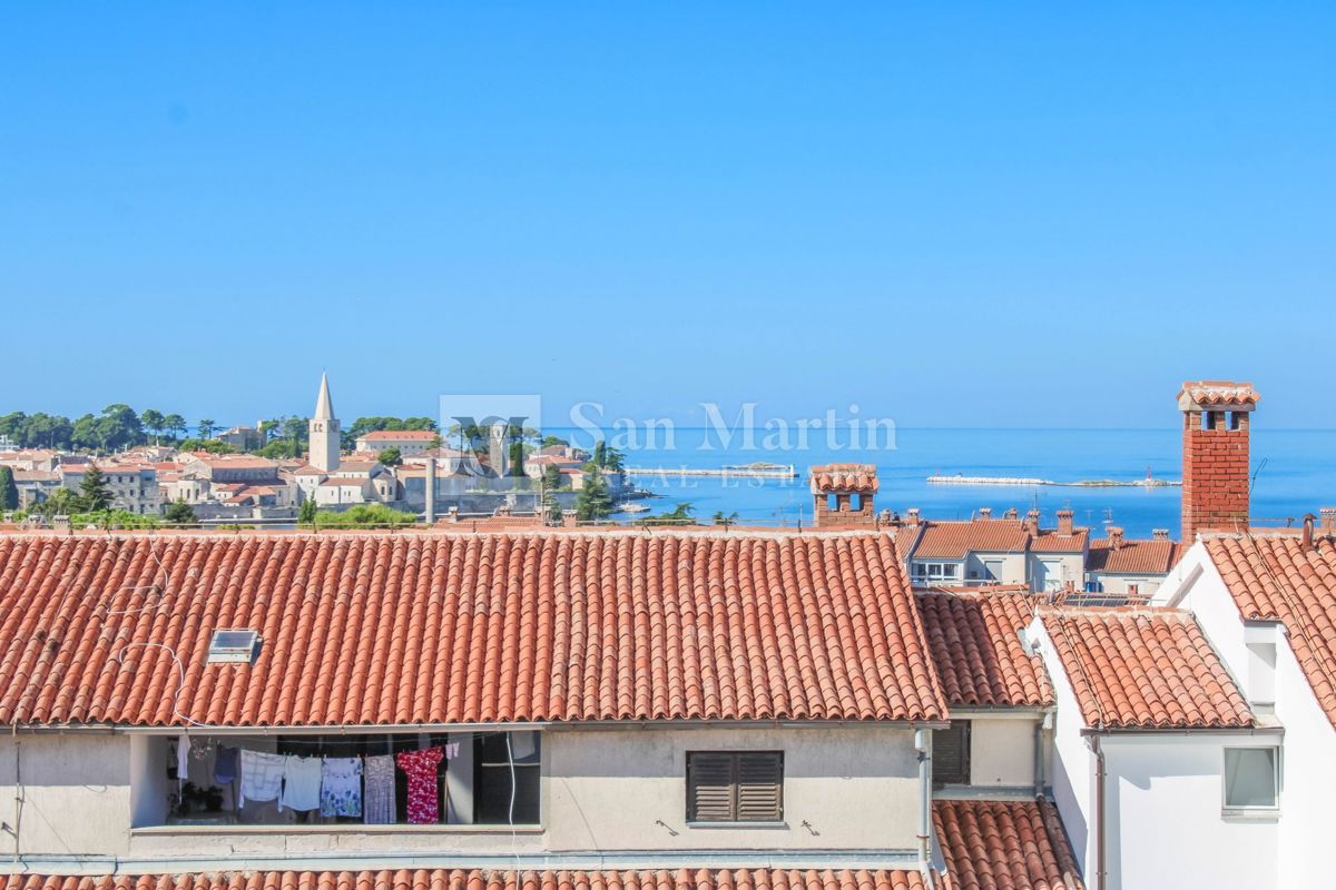 Poreč, širši center - prostorno stanovanje s pogledom na morje in mesto