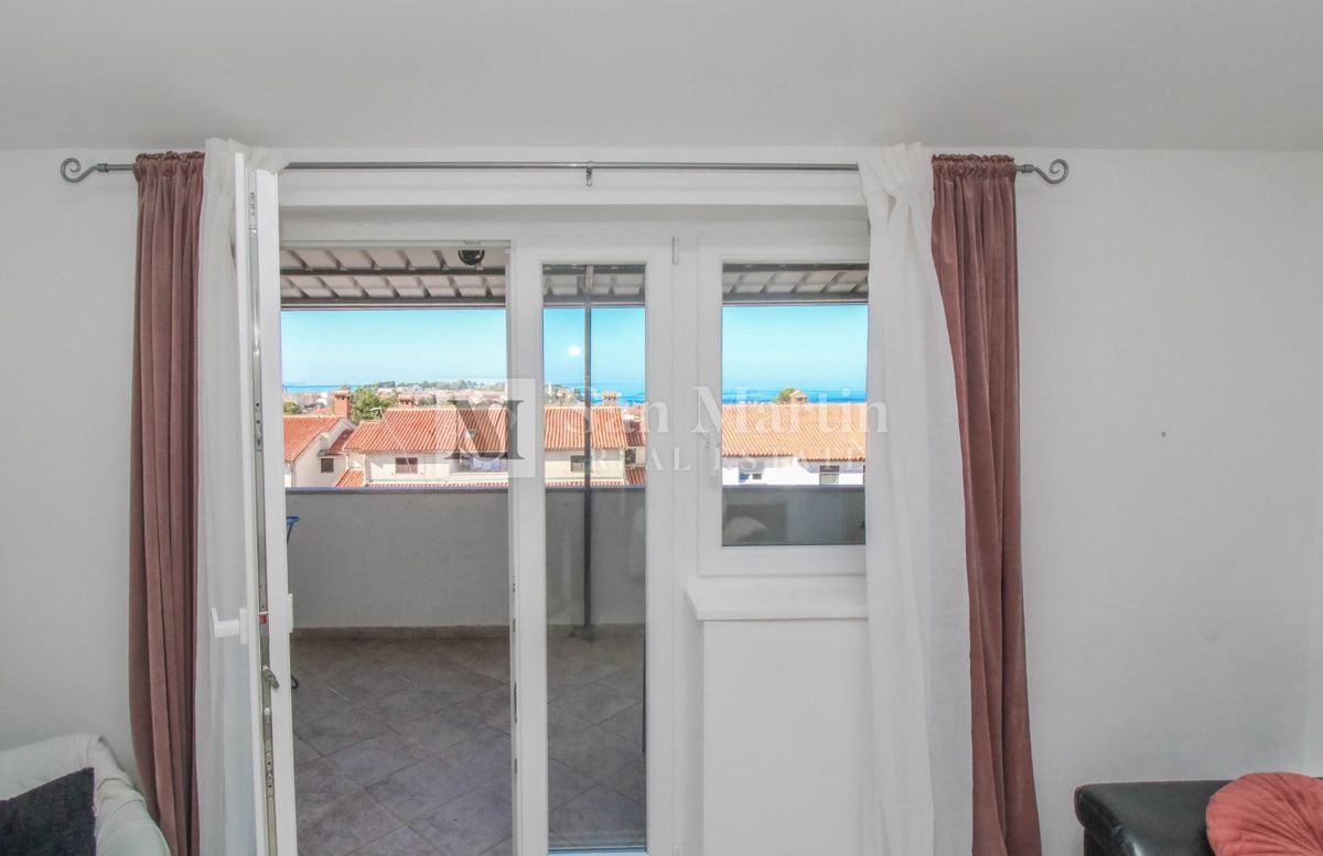 Poreč, širši center - prostorno stanovanje s pogledom na morje in mesto